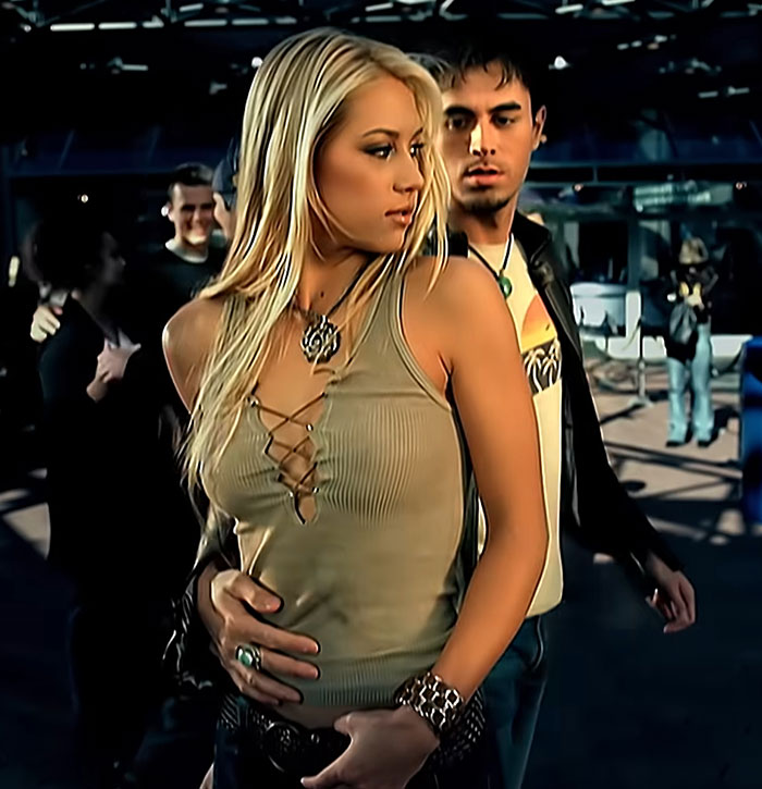 Anna Kournikova and Enrique Iglesias in a close pose, highlighting their longtime relationship and pregnancy news. Anna Kournikova and Enrique Iglesias in a close pose, highlighting their longtime relationship and pregnancy news.