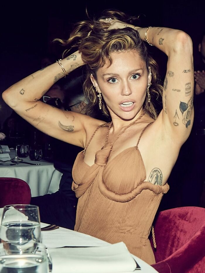 Miley Cyrus at a Gucci event with minimal eyebrows, sparking viral social media discussion about the eyebrow trend. Miley Cyrus at a Gucci event with minimal eyebrows, sparking viral social media discussion about the eyebrow trend.