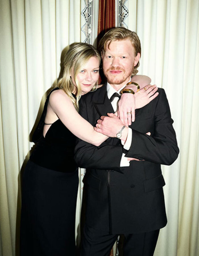 Kirsten Dunst dressed elegantly hugging a man in a suit, revealing the real pronunciation of her name to the public. Kirsten Dunst dressed elegantly hugging a man in a suit, revealing the real pronunciation of her name to the public.