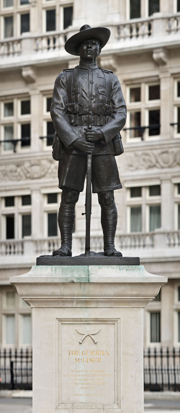 Gurkha_Soldier_Monument_London_-_April_2008-689ab9772ae60.jpg
