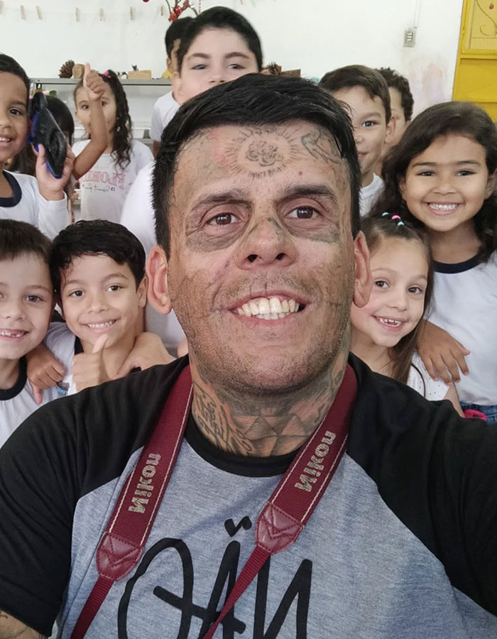 95% tattooed Brazilian Steve-O smiling with children, showing his dramatic new look after tattoo removal. 95% tattooed Brazilian Steve-O smiling with children, showing his dramatic new look after tattoo removal.