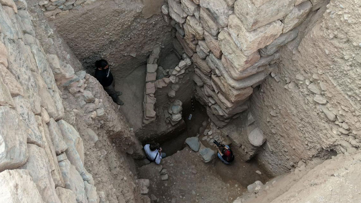 Archaeologists working inside the unearthed 2,800-year-old Lydian palace ruins in western Tu00fcrkiye excavation site.