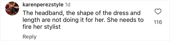 Comment criticizing Sydney Sweeney’s red carpet premiere look, mentioning headband, dress shape, and stylist advice. Comment criticizing Sydney Sweeney’s red carpet premiere look, mentioning headband, dress shape, and stylist advice.