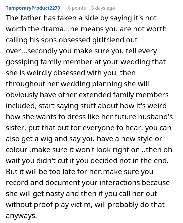 Woman confronts brother’s fiancée for copying her wedding dress, sparking family drama over dress similarities. Woman confronts brother’s fiancée for copying her wedding dress, sparking family drama over dress similarities.