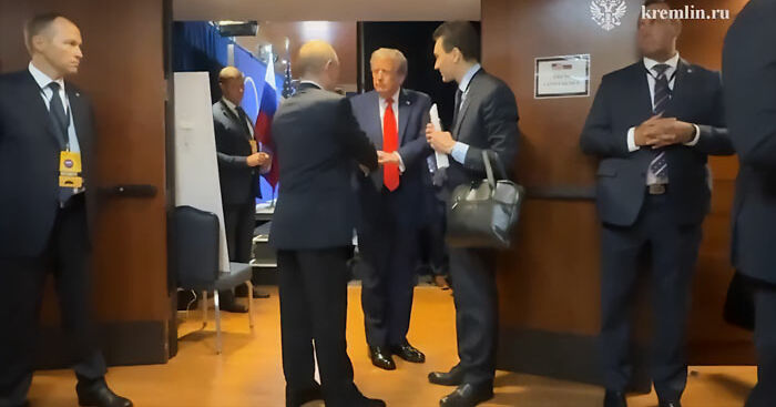 “What’s Up With Them?”: Putin’s Twitching Leg In Alaska Meeting With Trump Sparks Exoskeleton Rumors