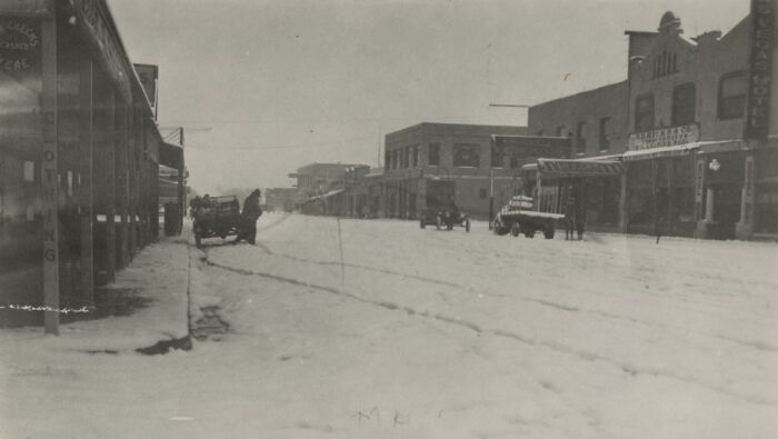 Early 1900s historic street view in Vegas showing snow-covered roads and vintage buildings during the birth of Vegas era.
