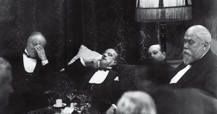 30 Striking Photos That Capture Iconic Moments In History