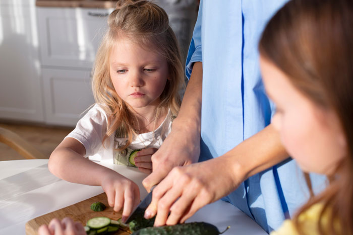Vegan Mom Feels Uneasy After Learning Neighbor Keeps Feeding Her 6YO Huge Meals, Asks What To Do Vegan Mom Feels Uneasy After Learning Neighbor Keeps Feeding Her 6YO Huge Meals, Asks What To Do