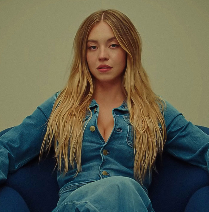 Sydney Sweeney seated with long blonde hair wearing a denim outfit, linked to genes with bad taste keyword for SEO. Sydney Sweeney seated with long blonde hair wearing a denim outfit, linked to genes with bad taste keyword for SEO.