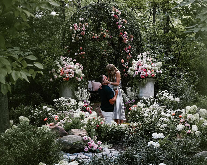 Couple embraces in a lush garden surrounded by flowers, illustrating body language expert insights on Travis Kelce’s unique traits. Couple embraces in a lush garden surrounded by flowers, illustrating body language expert insights on Travis Kelce’s unique traits.