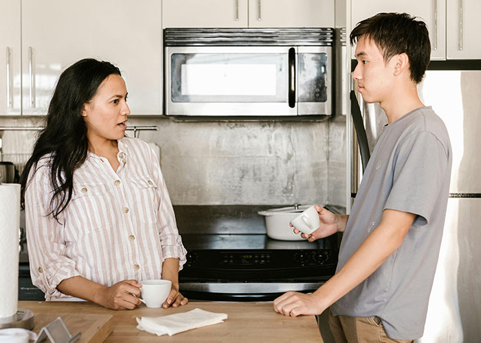 “Do Not Eat”: Roommate Ignores Warning, Eats Spicy Cake, And Instantly Regrets It