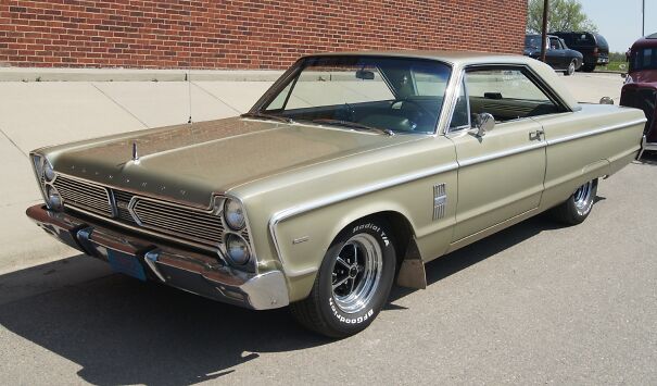 1966_Plymouth_Fury_III_med-68cf3897ad45e.jpg