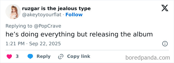 Harry Styles running in the Berlin Marathon disguised under a fake name, surprising fans with his impressive speed. Harry Styles running in the Berlin Marathon disguised under a fake name, surprising fans with his impressive speed.