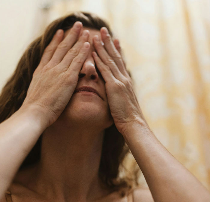 Woman Catches Her Mom Sleeping With Her Husband, Exposes Their 22-Year Affair Woman Catches Her Mom Sleeping With Her Husband, Exposes Their 22-Year Affair