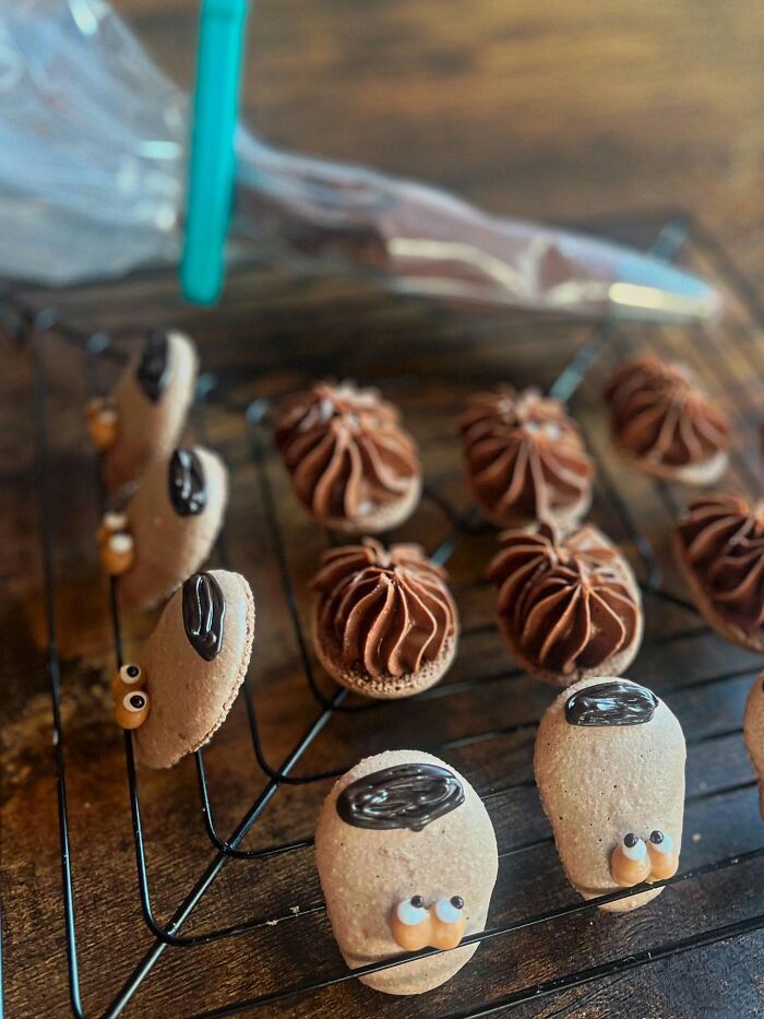 Creative meals from a mom in Japan featuring bear-shaped macarons with detailed chocolate and candy decorations for kids.