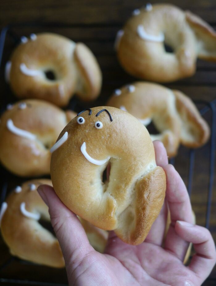 Creative meals by a Japanese mom featuring elephant-shaped bread with sausages and carrots for kids.
