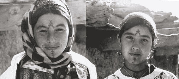 Amazigh-face-tattos-in-Moroccof1-68b4e10242820-png.jpg