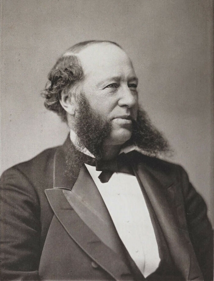 Vintage portrait of a distinguished man in formal suit, symbolizing the world’s richest family and generational wealth loss.