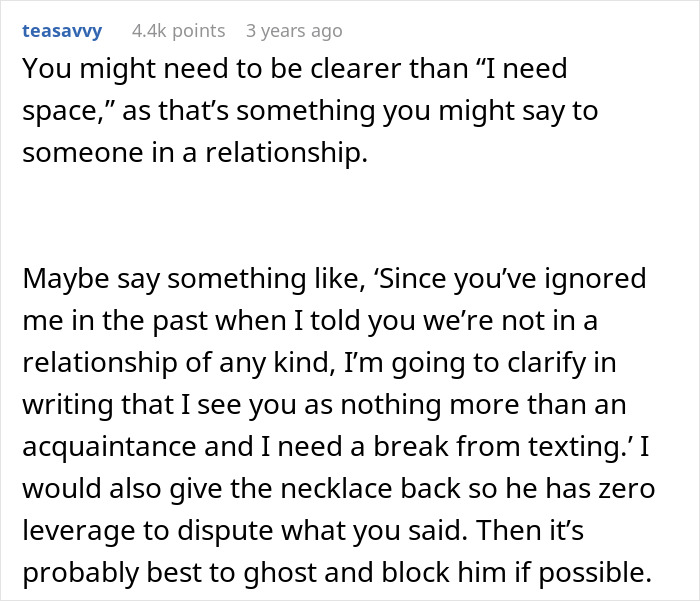 Text post discussing how to clarify boundaries after a guy considers a woman his girlfriend after one date and gives an anniversary gift. Text post discussing how to clarify boundaries after a guy considers a woman his girlfriend after one date and gives an anniversary gift.