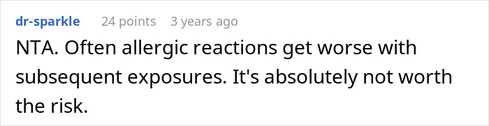 Comment warning about allergic reaction risks as woman faces anaphylaxis from sister-in-law ignoring no-peanut rule.