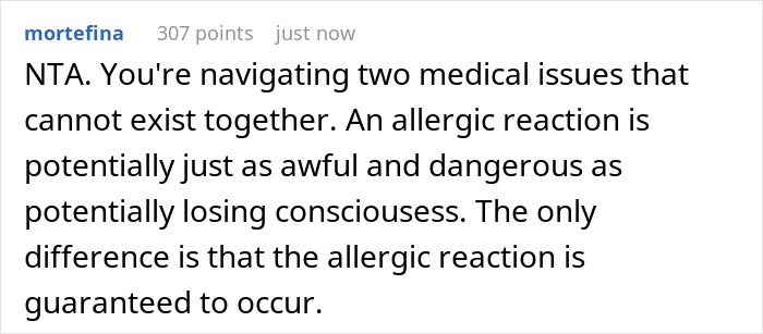 Comment discussing allergy concerns and service dog refusal at a wedding involving sister-in-law’s service dog.