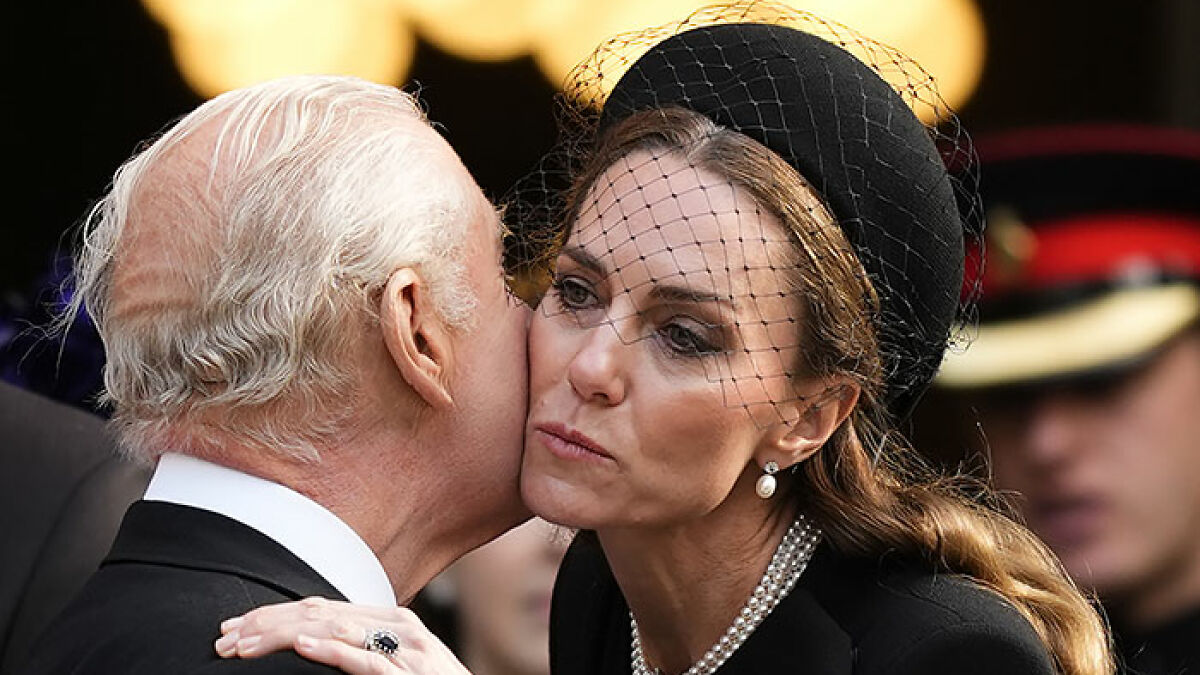 Kate Middleton kindly says goodbye to King Charles with a kiss on the cheek after a royal funeral.