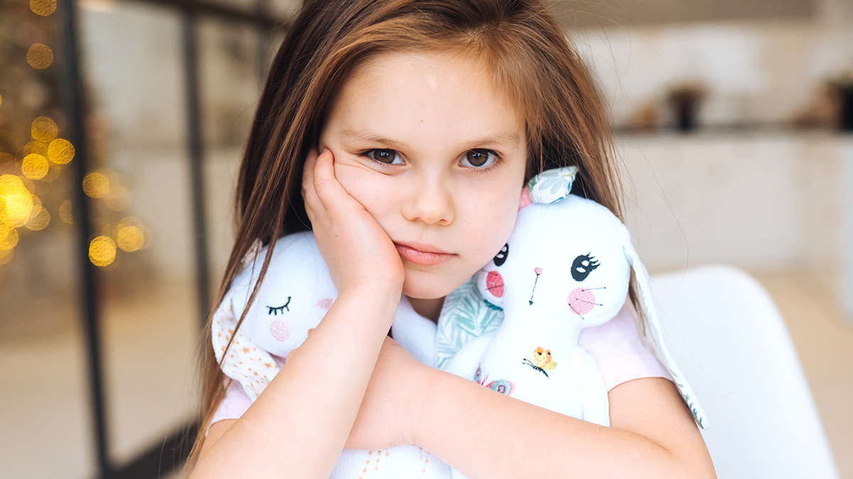 Sad little girl holding stuffed animals, expressing disappointment as father blasts parents who didnu2019t show up to birthday