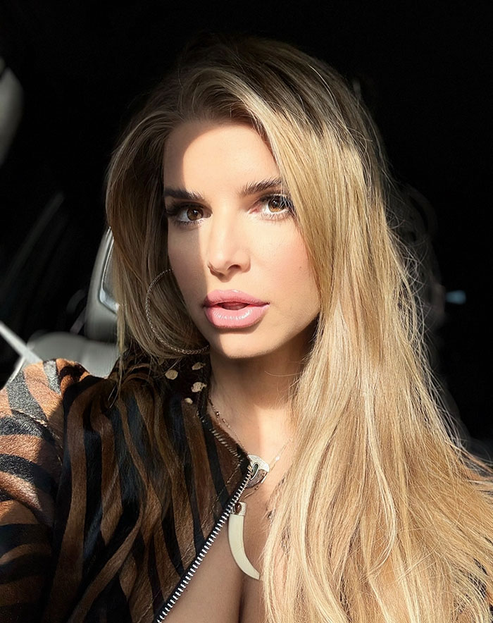 Jessica Simpson in close-up with long blonde hair, sparking plastic surgery rumors after VMA red carpet appearance. Jessica Simpson in close-up with long blonde hair, sparking plastic surgery rumors after VMA red carpet appearance.