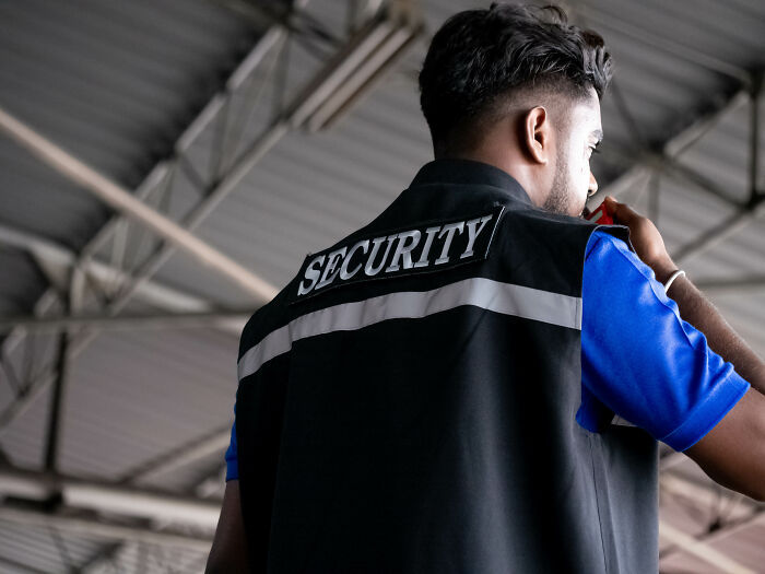 42 Chilling Stories From Security Guards Who Experienced The Scariest Moments On Duty