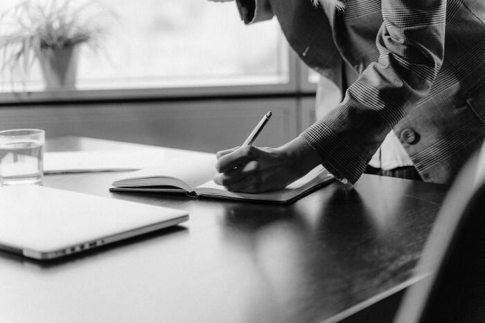 47 Unhinged Tips From Corporate Employees Who Are Going Through The Same Hell