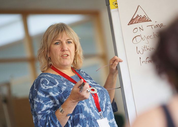 Someone Asks People To Describe Their Job As Poorly As Possible, And 50 Hilariously Deliver