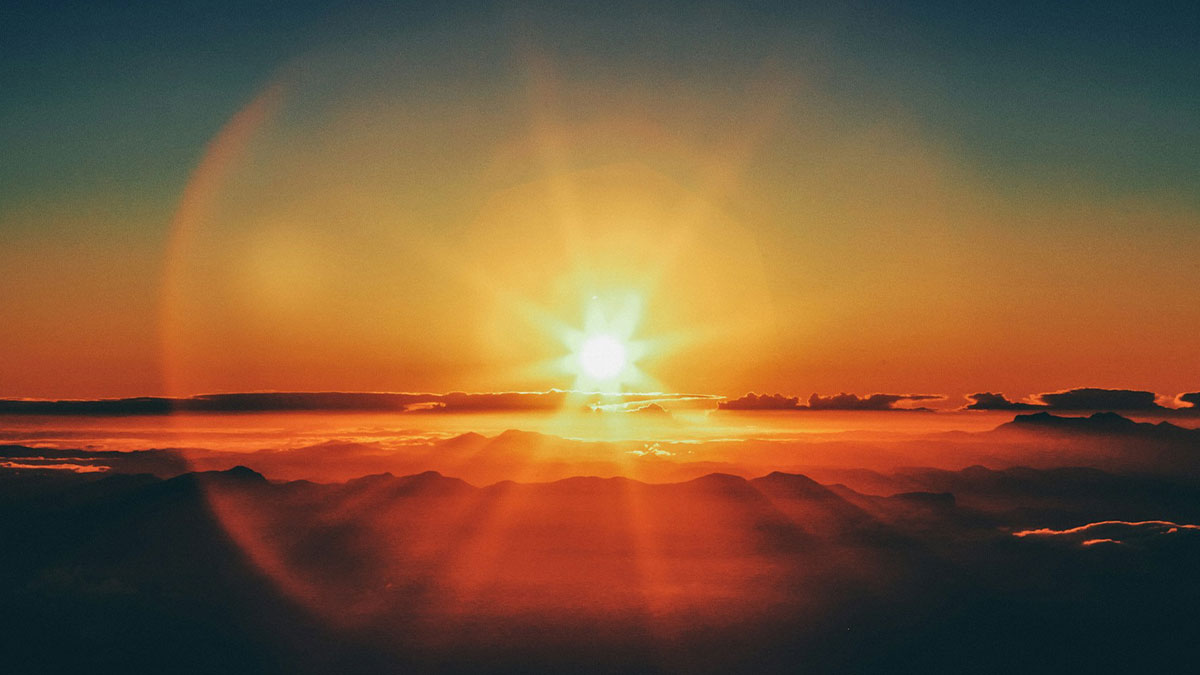 Sunset over mountains with lens flare, symbolizing moments people knew they were dating an idiot.