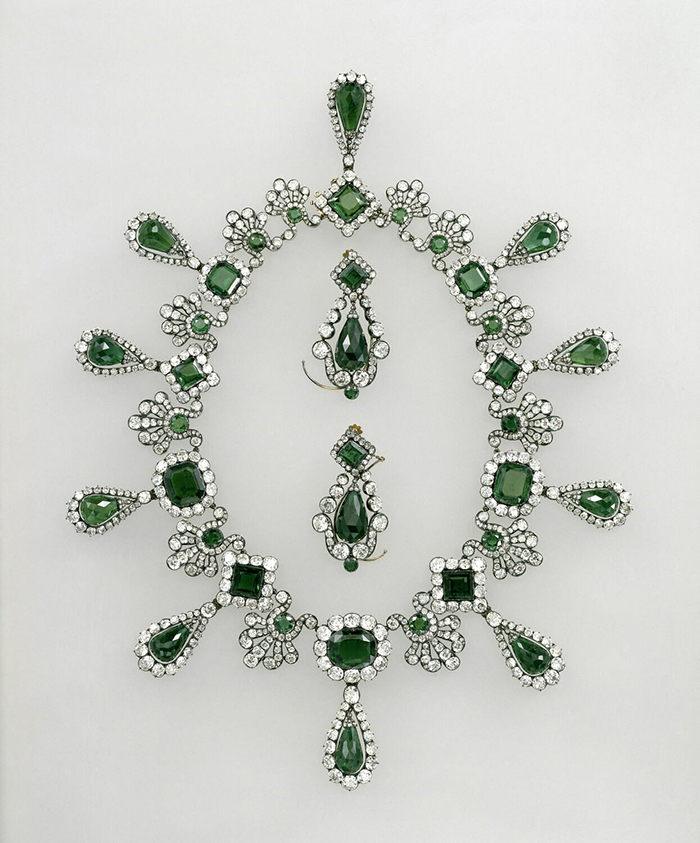 Intricate emerald and diamond necklace and earrings set showcasing luxury jewels linked to notorious jewel thief stories. Intricate emerald and diamond necklace and earrings set showcasing luxury jewels linked to notorious jewel thief stories.