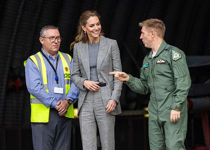 Kate Middleton engaging with servicemen, sparking a firestorm of hilarious reactions during a visit to a military hangar. Kate Middleton engaging with servicemen, sparking a firestorm of hilarious reactions during a visit to a military hangar.