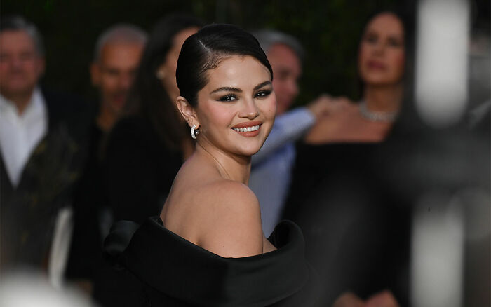 Selena Gomez smiling at an event with a sleek hairstyle, sparking reactions about her face in new music video fans shocked. Selena Gomez smiling at an event with a sleek hairstyle, sparking reactions about her face in new music video fans shocked.