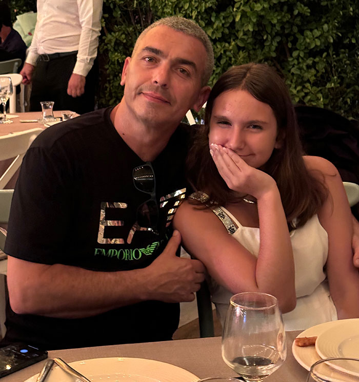 Mann und junges Mädchen an einem Esstisch, wobei einige die Eltern für die Tragödie eines 12-Jährigen verantwortlich machen, der in der U-Bahn surfte. Mann und junges Mädchen an einem Esstisch, wobei einige die Eltern für die Tragödie eines 12-Jährigen verantwortlich machen, der in der U-Bahn surfte.