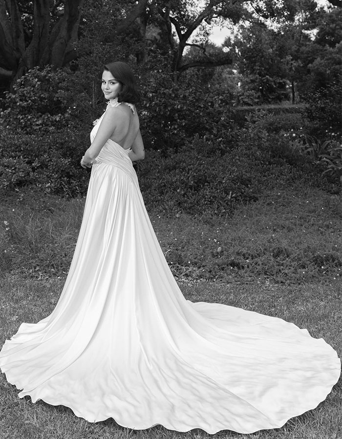 “Poor Bieber”: Selena Gomez’s Wedding Photo Dump Has Everyone Talking “Poor Bieber”: Selena Gomez’s Wedding Photo Dump Has Everyone Talking