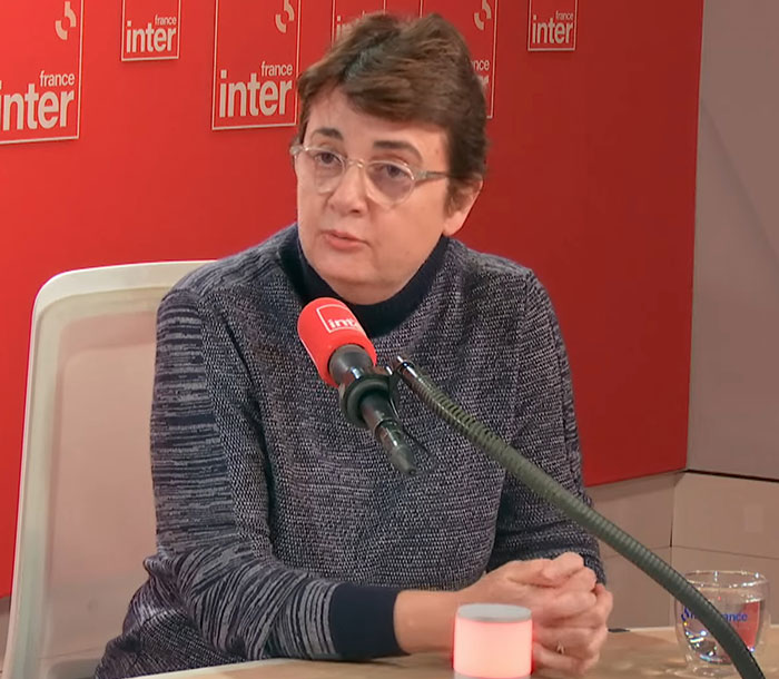 Person in glasses and dark sweater speaking into a france inter microphone about notorious jewel thief and smuggling trick. Person in glasses and dark sweater speaking into a france inter microphone about notorious jewel thief and smuggling trick.