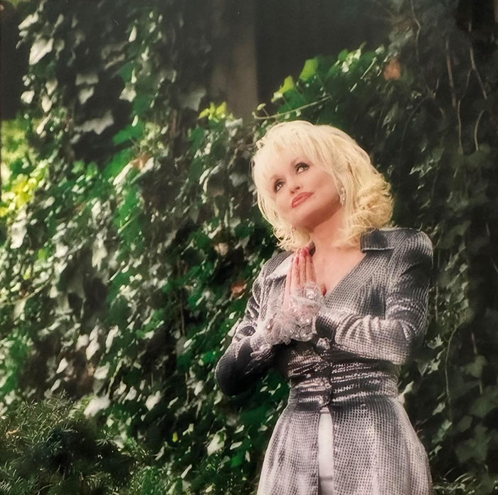 Dolly Parton's sister raising alarm and asking for prayers for the singer amid health struggles outdoors by greenery. Dolly Parton's sister raising alarm and asking for prayers for the singer amid health struggles outdoors by greenery.