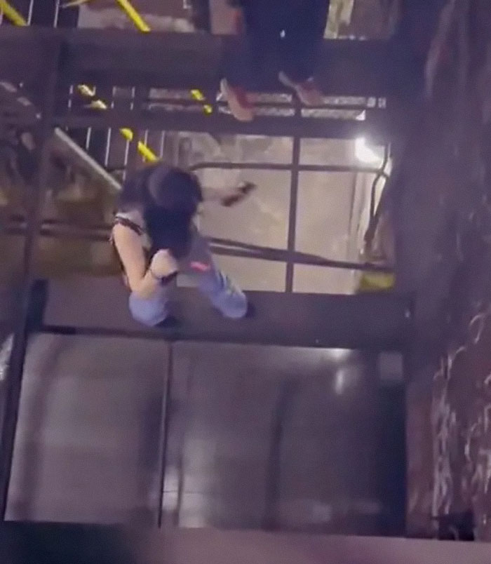 12-jähriges Mädchen beim Subway-Surfen auf Metalltreppen in riskanter städtischer Umgebung, von oben aufgenommen vor dem tragischen Unfall und Online-Videoposts. 12-jähriges Mädchen beim Subway-Surfen auf Metalltreppen in riskanter städtischer Umgebung, von oben aufgenommen vor dem tragischen Unfall und Online-Videoposts.