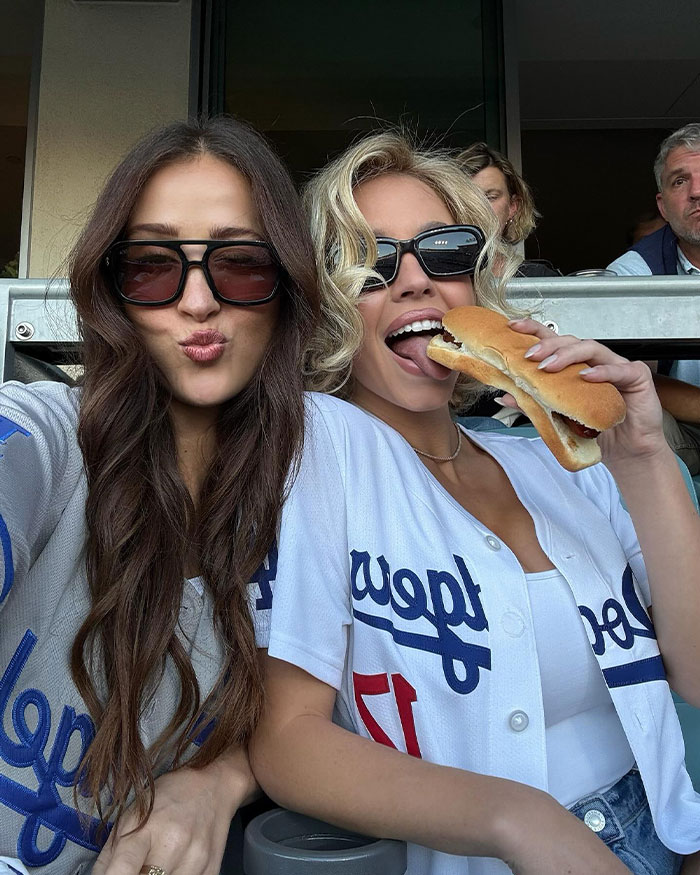 Sydney Sweeney Divides Fans With Her World Series Game 4 Intro: “Who Invited You?” Sydney Sweeney Divides Fans With Her World Series Game 4 Intro: “Who Invited You?”