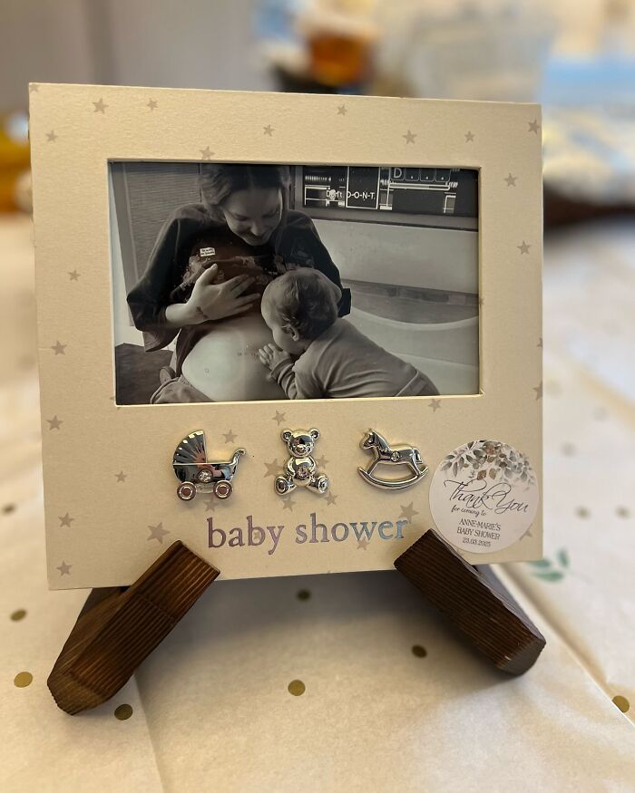Baby shower photo frame with a black and white image of a mother and child, highlighting diabetes and pop star news. Baby shower photo frame with a black and white image of a mother and child, highlighting diabetes and pop star news.