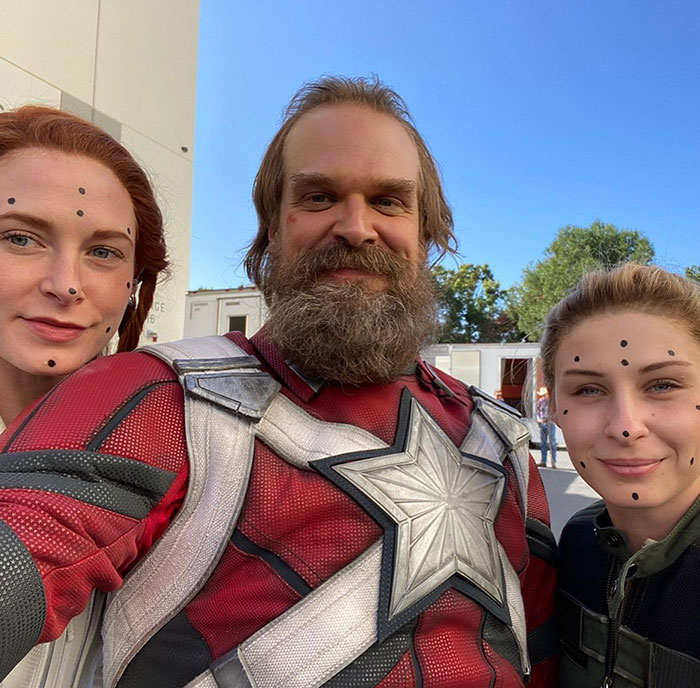 David Harbour in costume with two women marked for visual effects, related to viral interaction news. David Harbour in costume with two women marked for visual effects, related to viral interaction news.