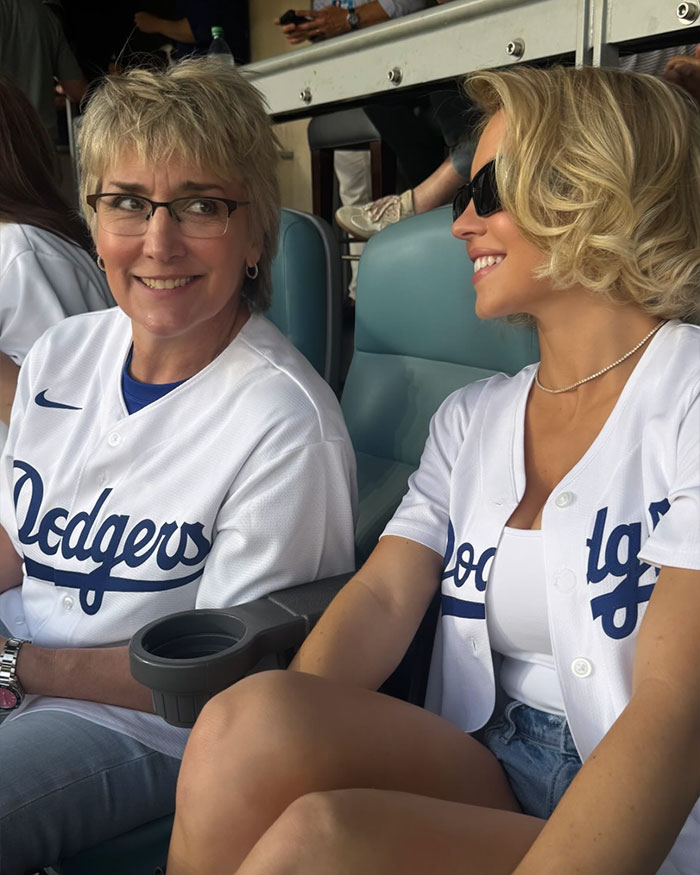 Sydney Sweeney Divides Fans With Her World Series Game 4 Intro: “Who Invited You?” Sydney Sweeney Divides Fans With Her World Series Game 4 Intro: “Who Invited You?”