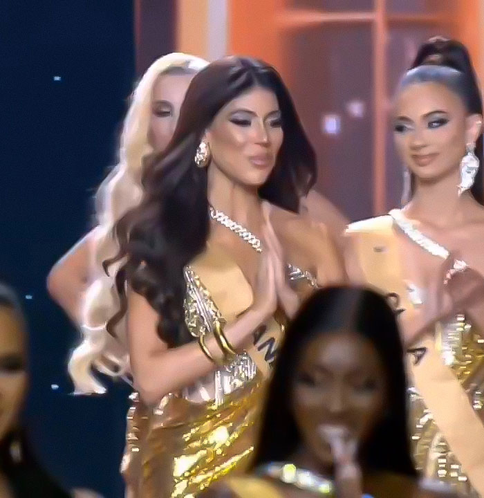 Miss Panama onstage in a gold dress, striking a pose during a pageant moment that viewers found awkward and mortifying. Miss Panama onstage in a gold dress, striking a pose during a pageant moment that viewers found awkward and mortifying.