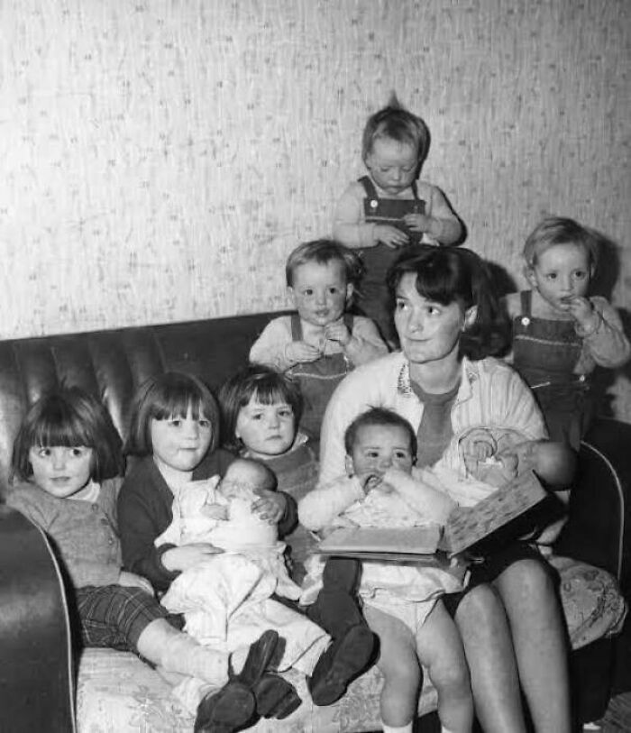 Black and white photo of a woman surrounded by children, a fascinating photo that may help you see the world differently.
