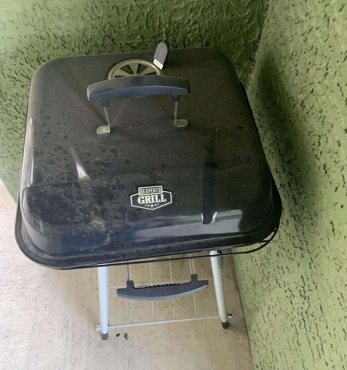 Black Expert Grill standing on a small patio corner, showing a dumpster diving treasure your neighborhood raccoons would like.