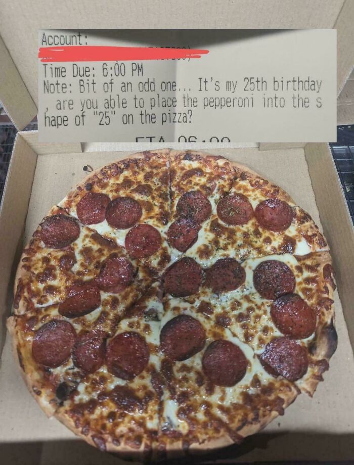 Pizza with pepperoni arranged to form the number 25 in a kindness gesture restoring faith in humanity.