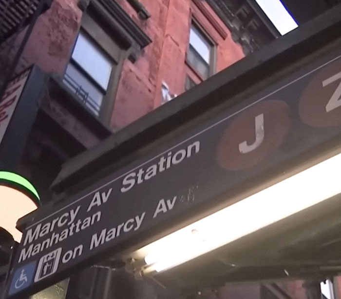 Schild der U-Bahn-Station Marcy Avenue in Manhattan, im Zusammenhang mit einer 12-Jährigen, die beim Surfen in der U-Bahn ihr Leben verlor. Schild der U-Bahn-Station Marcy Avenue in Manhattan, im Zusammenhang mit einer 12-Jährigen, die beim Surfen in der U-Bahn ihr Leben verlor.