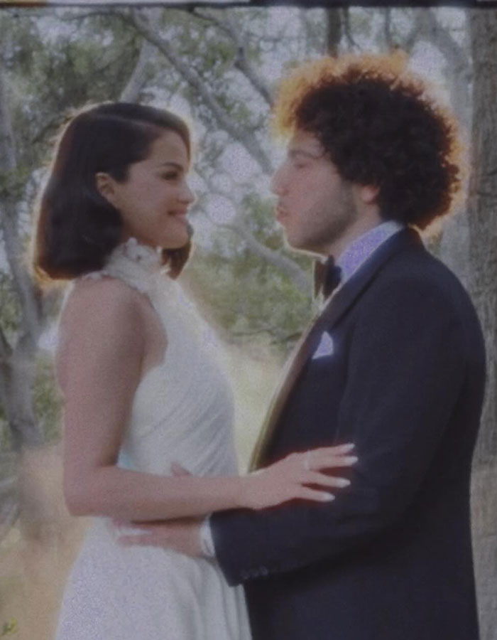 “Poor Bieber”: Selena Gomez’s Wedding Photo Dump Has Everyone Talking “Poor Bieber”: Selena Gomez’s Wedding Photo Dump Has Everyone Talking